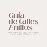 Anillo de diseño minimalista confeccionado en plata 925, con una superficie lisa, pulida y de forma curva que se ajusta cómodamente al dedo.