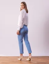 Pantalón recto color verde esmeralda de gabardina elastizada, marca Zac & Rachel. Pretina ancha con faja interna modeladora. Delantera con bolsillos simulados. Trasera con bolsillos ojal.