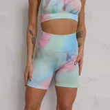 Short deportivo de tiro alto con estampado tie-dye en tonos celeste, rosa y verde.