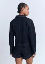 Chaqueta de denim azul oscuro con cuello solapa, cierre frontal de botones y dos bolsillos de parche en el pecho.