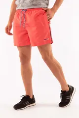 Short de baño azul con cintura elástica y cordón ajustable. Tiene dos bolsillos laterales y un bolsillo trasero.