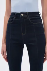 Pantalon de jean estilo oxford de tiro alto, con costuras frontales verticales y ruedo deshilachado.