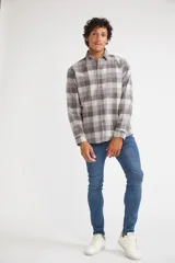 Camisa de viyela a cuadros color ladrillo, azul y blanco, de corte slim fit, manga larga, con bolsillo en el pecho y logo bordado.