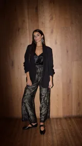 Blazer rojo con forro, de corte clásico y mangas 3/4.