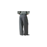 Pantalón de sastre gris oscuro, de tiro medio y corte ancho, con pinzas delanteras y trabillas para cinturón.