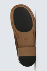 Zapato tipo náutico de hombre, color marrón oscuro, fabricado en piel con acabado serraje (gamuza). Presenta un detalle de bordón en el empeine y suela con ligero tacón.