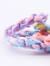 Set de cuatro coleros elásticos para el pelo con textura trenzada en tonos pastel. Cada unidad cuenta con un cierre de cuenta plástica lisa a tono.