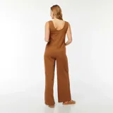 Mono largo de maternidad color marrón, de punto gofrado, con breteles finos con nudo y escote en V.