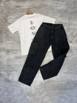 Remera marfil de corte recto con estampado vertical en la espalda con la palabra LOVE y cuatro adjetivos que empiezan con cada letra: Loyal, Observant, Valiant, Enjoyment.