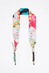 Cadena para lentes con cinta de tela estampada con flores y cuentas de madera.