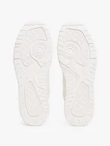 Zapatillas Tommy Hilfiger blancas de corte bajo, inspiradas en el baloncesto, con exterior de mezcla de piel, interior de poliéster, plantilla extraíble de goma termoplástica y suela de goma. Presentan paneles con mezcla de texturas, detalle de ventilación en la parte superior, logo de Tommy Hilfiger en el lateral y la lengüeta, detalles distintivos de Tommy Hilfiger y logo de Tommy Hilfiger engomado en el talón.