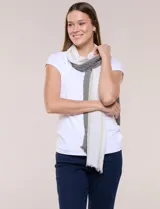 Pashmina plisada de poliéster, marca Jessica Mc Clintock, con diseño en tonos beige, blanco y verde militar, y terminaciones desfleCADas.