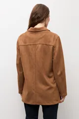 Blazer de gamuza sintética color camel, con cierre frontal de tres botones, solapas clásicas y dos bolsillos frontales de parche.