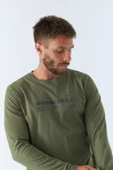 Remera verde militar de manga larga con cuello redondo y estampado con la marca "Brookfield" en el pecho.