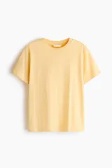 Remera de corte recto en punto suave de algodón, color amarillo, con cuello redondo ribeteado y hombros ligeramente caídos.