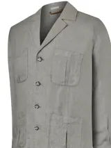 Chaqueta tipo blazer RKF Fornillo para hombre, confeccionada en lino orgánico color verde oliva. Diseño con múltiples bolsillos con fuelle y cierre abotonado. El modelo mide 1.83 y utiliza talle M.