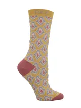 Calcetín de caña media con estampado geométrico en tonos mostaza, gris y rosado. Presenta talón y puntera en color rosado y elástico superior con logo RKF.
