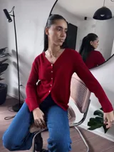 Blusa color beige de morley, con cuello en V y abotonada al frente.