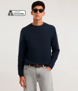 Suéter de punto para hombre, modelo comfort, con textura acanalada horizontal. Tiene cuello redondo, mangas largas, y bajo y puños ajustados con rib.