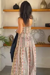 Conjunto compuesto por un top strapless y una pollera larga de corte amplio, con estampado estilo paisley y étnico en tonos celestes, beige y marrón.
