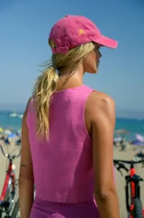 Top rosa de lino con escote cerrado y corte recto.