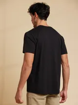 Remera amarilla de algodón con cuello redondo y manga corta.