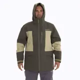 Campera impermeable Merrell modelo Bravo Hard Shell, diseñada para actividades outdoor. Presenta un diseño bicolor en tonos verde oliva y beige, con capucha ajustable, cierre frontal completo y bolsillo en el pecho con cierre. Confeccionada en tejido ripstop con costuras selladas para mayor protección contra el agua y el viento.