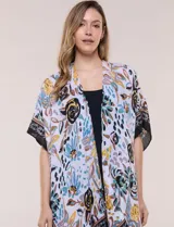 Kimono de gasa ligera con estampado floral en tonos marrones, amarillos y turquesas sobre base blanca, de corte amplio y abierto al frente, con mangas cortas tipo kimono y detalles de borlas en el ruedo asimétrico.