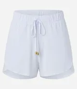Short de playa verde oliva con cintura elastizada ajustable con cordón. Diseño cruzado en el frente.