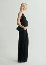 Pantalón wide leg de tiro medio color negro, con bolsillos laterales y traseros, confeccionado en mezcla de viscosa y lino con forro de algodón.