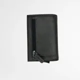 Billetera tarjetero de cuero sintético color verde oliva con tecnología RFID blocking. Tiene capacidad para 8 tarjetas y 6 billetes. Cuenta con un mecanismo deslizante para fácil acceso a las tarjetas.