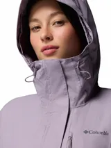 Campera impermeable Columbia modelo Hikebound II, color violeta. Cuenta con capucha ajustable, cierre frontal con solapa, bolsillos con cremallera en el pecho y laterales, y puños ajustables. Diseñada con tecnología Omni-Tech para mayor protección contra la lluvia.