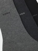 Pack de tres pares de medias de algodón de corte clásico, color gris melange, con logo de la marca bordado en el tobillo.