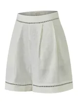 Short de lino orgánico color beige, de tiro medio y calce holgado, con detalles de aberturas bordadas en la cintura y en los dobladillos. Cuenta con bolsillos laterales y pinzas frontales.