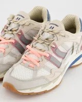 Championes retro runner Coolway modelo 2003 Glow Rush, confeccionados con un mix de texturas que incluye malla, serraje y paneles superpuestos. Presentan un diseño en tonos blancos y crudos con detalles en rosa, azul y coral, suela dentada de goma y amortiguación cómoda para uso diario.