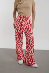 Pantalón Kendall de mujer con estampado floral en tonos rojos y negros, corte palazzo y lazo en la cintura.