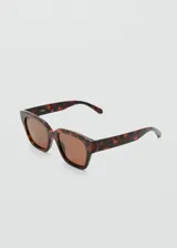 Lentes de sol con armazón rectangular de carey y cristales marrones.
