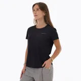 Remera de trail running Merrell de manga corta y cuello redondo, confeccionada en tejido técnico ultra liviano con tecnología de secado rápido y protección UV +50. Presenta un diseño ergonómico con cortes estratégicos para mayor ventilación y logo reflectivo en el pecho.