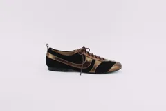 Zapato tipo ballerina acordonado, color negro con detalles en dorado.