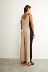 Mono largo bicolor con diseño de bloques en colores beige y negro, con escote en V y tirantes finos.