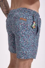 Short de baño azul con estampado floral en tonos rosados y celestes, con cordón blanco ajustable en la cintura.