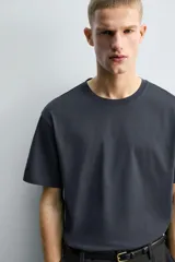 Camiseta de corte relajado confeccionada en algodón con acabado mercerizado, cuello redondo en rib y manga corta.