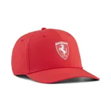 Gorra Puma Ferrari Pro Low Curve de color rojo, con visera curva y el escudo de la Scuderia Ferrari en el panel frontal.