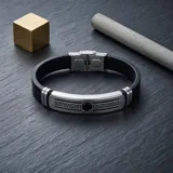 Pulsera masculina de acero inoxidable y goma negra, con diseño central de guarda griega.