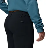 Pantalón largo Columbia modelo Roc Tech 5 Pant, color negro, de corte recto y diseño funcional con bolsillos y tecnología repelente al agua.