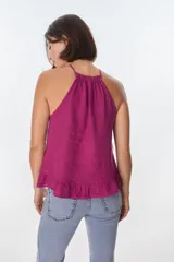 Musculosa color beige de lino, con cuello halter con volados y volados en el ruedo.