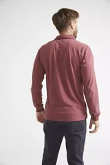 Remera polo de manga larga para hombre, confeccionada en algodón. Presenta un diseño de ajuste regular, con cuello clásico, cierre frontal con botones, bolsillo delantero con botón y logo bordado.