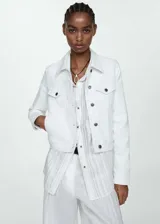 Chaqueta vaquera de corte corto en color blanco, con cuello de solapa, manga larga con puños abotonados, cierre frontal de botones metálicos, bolsillos de parche con solapa en el pecho y bolsillos laterales ribeteados.