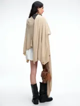 Poncho amplio y liviano de tejido suave con mezcla de cashmere, de diseño abierto y caída fluida.