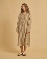 Vestido largo de seda a rayas verticales color marrón y blanco, con mangas largas, botones en el escote y tajos laterales.